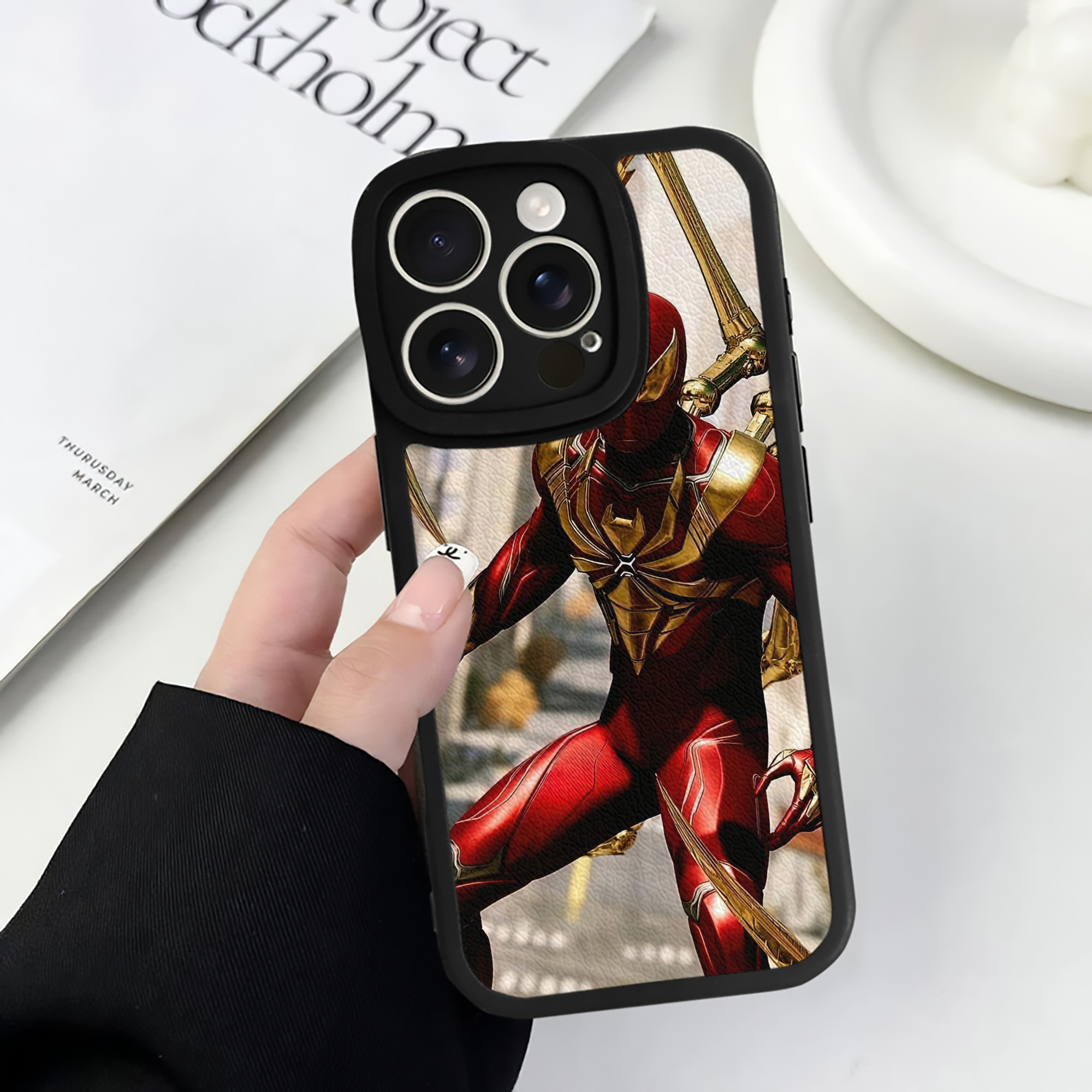 Spider Man スパイダーマン 【iPhone 16シリーズ対応】シリコンスマホケース（レザー調） 材質：シリコン